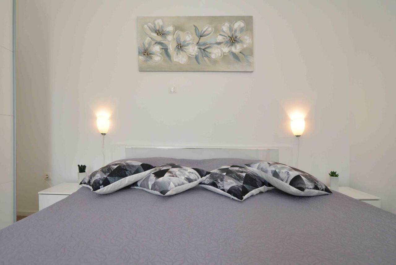 Beach Apartment Kate With Sea View, Balcony And Parking, Murter, Dalmatia Exterior foto